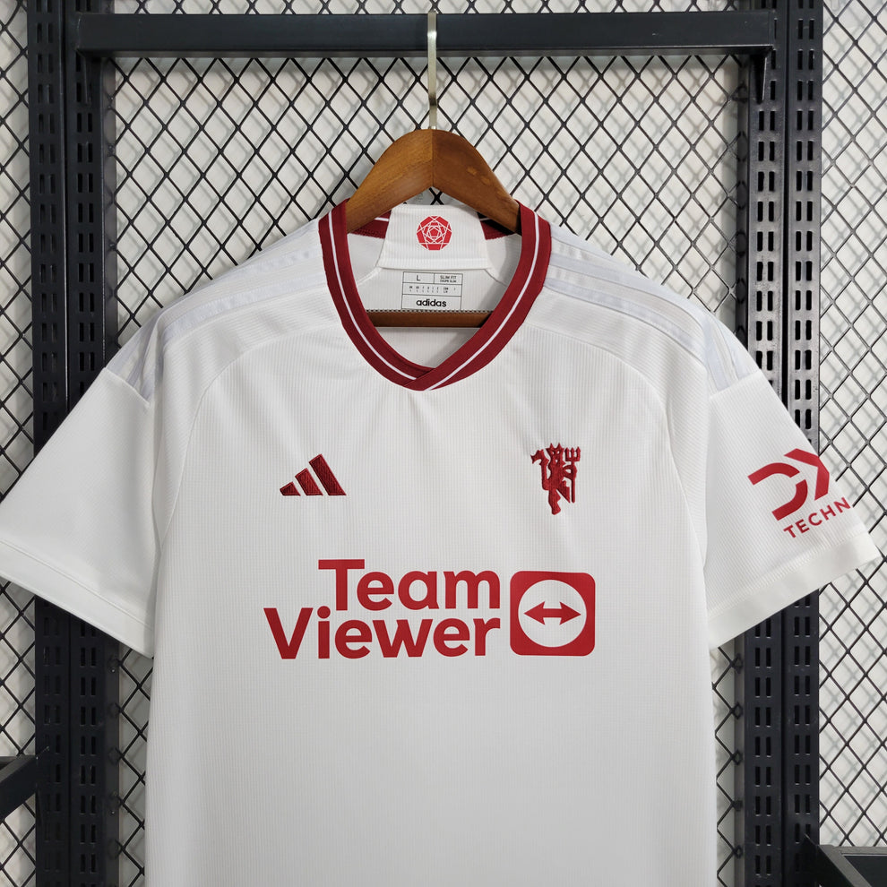 Manchester United 2023 al treilea tricou